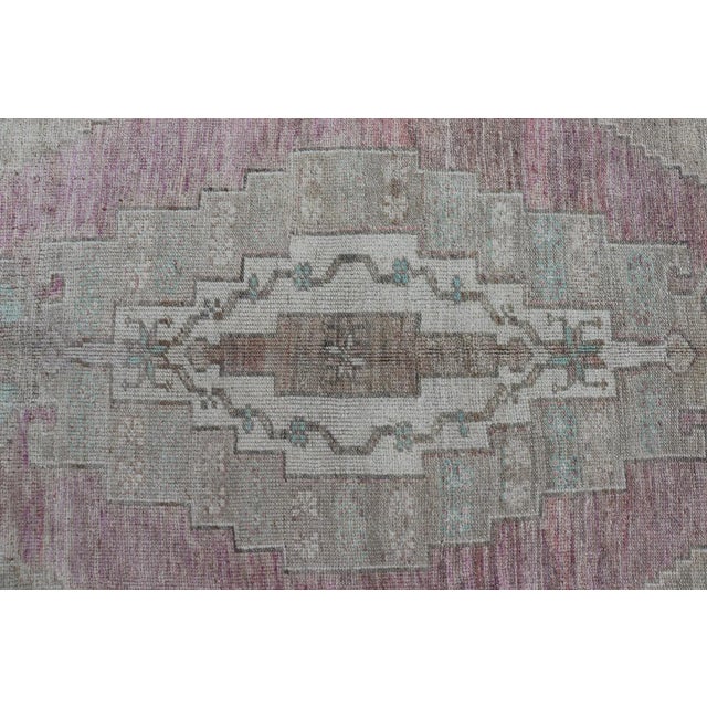 Mid 20th Century Mid 20th Century Vintage Turkish Oushak Rug With Layered Medallion Design in Light Pink and Cream For Sale - Image 5 of 13