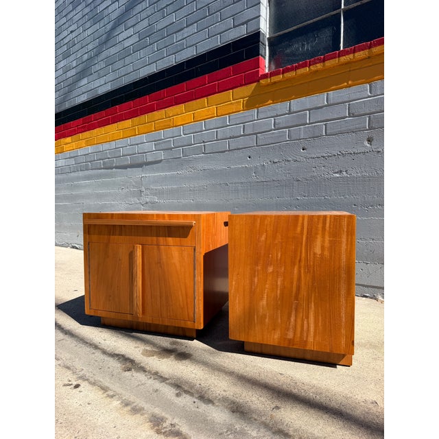 Mid-Century Modern 1950s Pair of Rare Paul László Inc. Beverly Hills Custom Ribbon Grain Mahogany Nightstands For Sale - Image 3 of 10