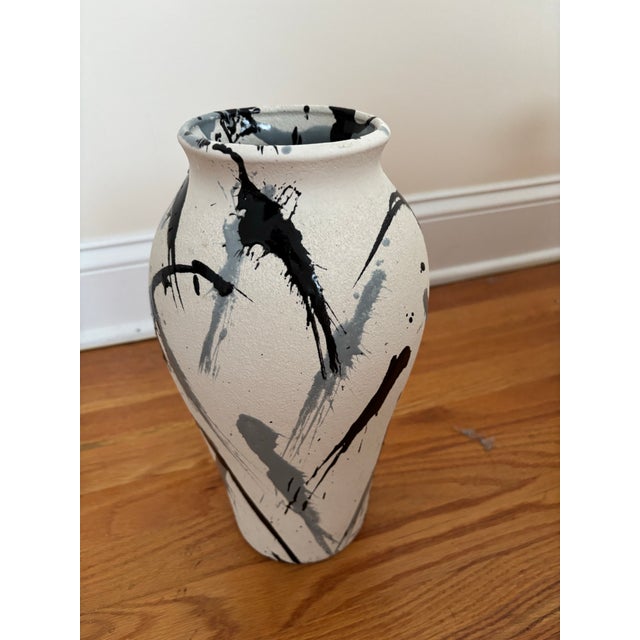 Off-white Eclectic Asymmetric Vase Pair – 1980s Harris Potteries & Chinoiserie Prunus Porcelain For Sale - Image 8 of 12