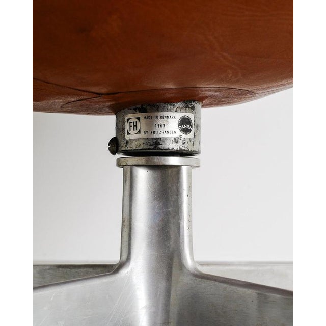 Mid-Century Modern Danish Egg Chair in Leather by Arne Jacobsen for Fritz Hansen, 1963 For Sale - Image 6 of 9