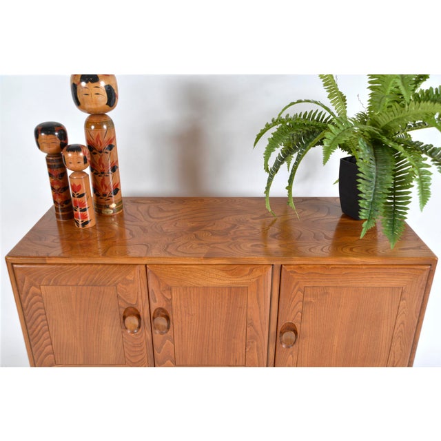 Mid-Century Modern Windsor Sideboard in Elm and Beech by Lucian Ercolani for Ercol, 1955 For Sale - Image 16 of 18