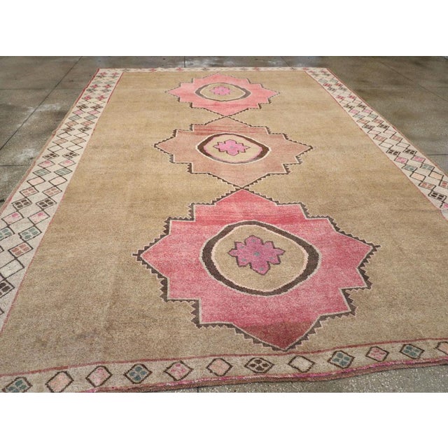 Camel Galerie Shabab Collection Mid-20th Century Turkish Anatolian Room Size Carpet For Sale - Image 8 of 10