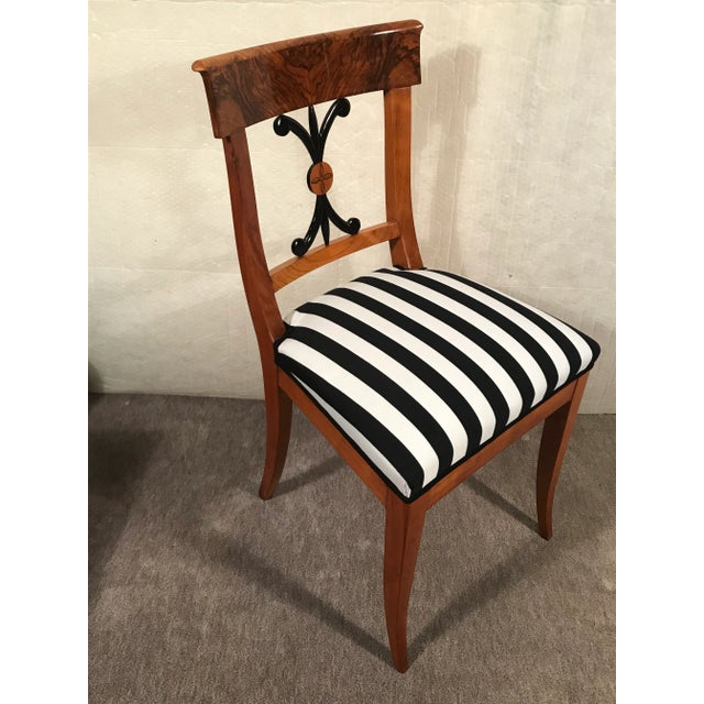 This original set of four antique Biedermeier chairs stands out for its beautiful walnut veneer. The backrest has...