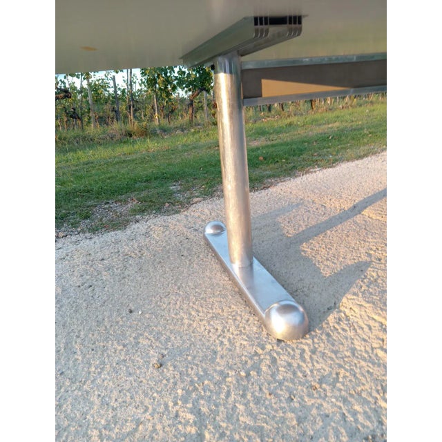 The laminate top shows slight signs of use, the aluminum legs are in excellent condition, as is the table overall. I have...