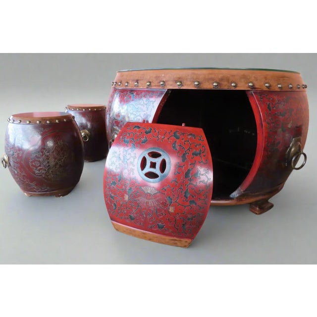 Mid 19th Century Chinese Qing Red and Brown Coromandel Sake Barrel Drum Table and Stools and Brass Ring Handles For Sale - Image 5 of 12