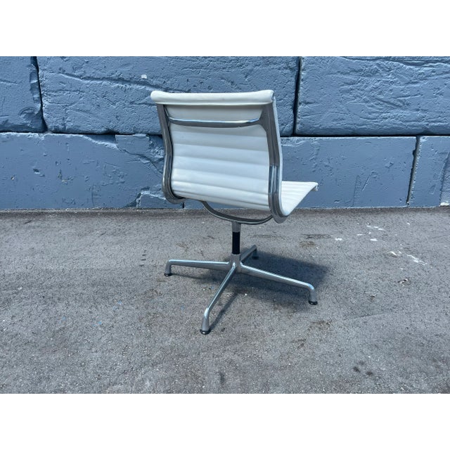 2010s One Eames Aluminum Group Side Chair Vicenza Leather Cream Herman Miller 2015 For Sale - Image 5 of 11