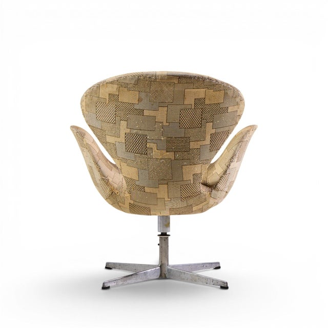 Arne Jacobsen for Fritz Hansen Mid Century Swan Chairs - Set of 4 For Sale - Image 9 of 12