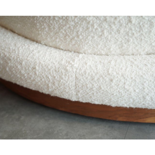 Mid-Century Modern Milo Baughman Satellite Chaise Lounge in Boucle and Walnut, C. 1970s For Sale - Image 3 of 9