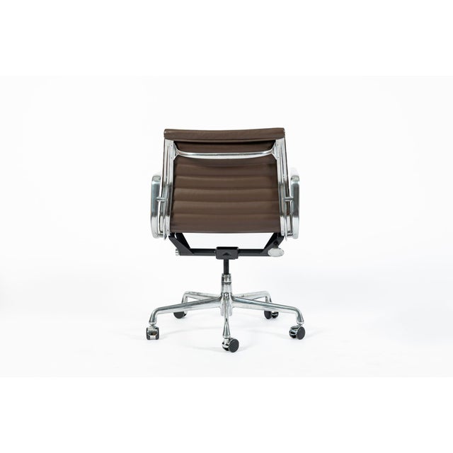 Brown Eames Herman Miller Brown Leather Aluminum Group Thin Pad Desk Chair, 2008 For Sale - Image 8 of 18