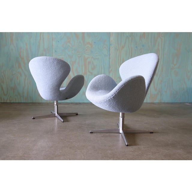 Mid-Century Modern 1971 Pair of Swan Chairs Arne Jacobsen for Fritz Hansen Danish Modern Swivel and Rock For Sale - Image 3 of 10