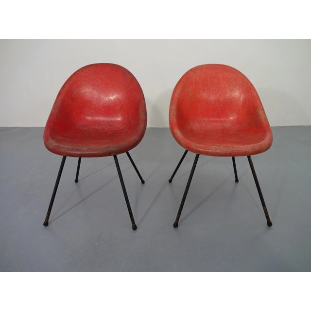 Two French chairs of red fiberglass from the 1960s.