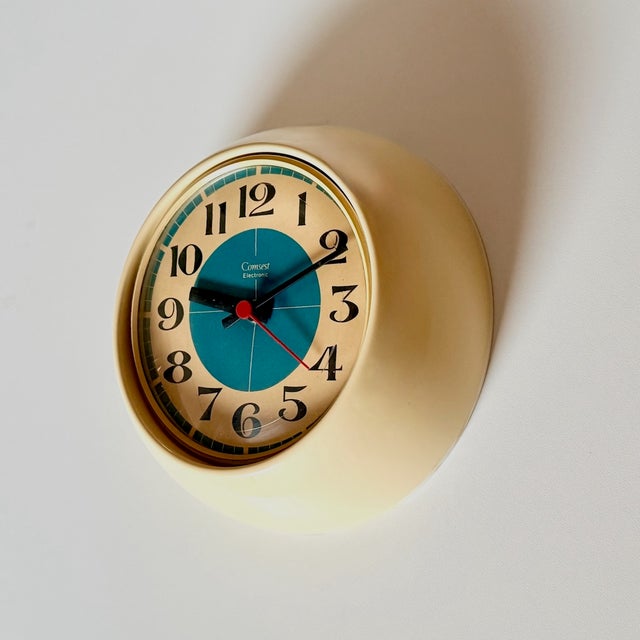 Space Age Italian Table Clock in Cream Plastic, 1970s For Sale - Image 9 of 13