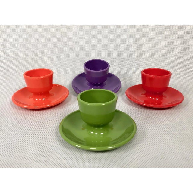 Zestaw zawiera cztery kieliszki do jajek tworzywa sztucznego, sygnowane od spodu "Emsa W. Germany". Kieliszki zachowane w...