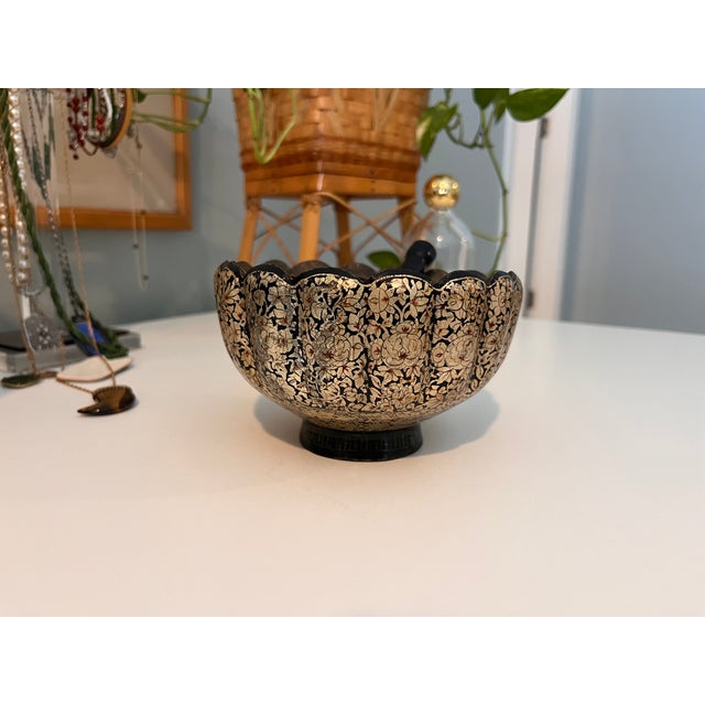 1960s Vintage Mid Century Persian Chinoiserie Paper Mache and Brass Silver Leaf Floral Mortar and Pestle For Sale - Image 5 of 8