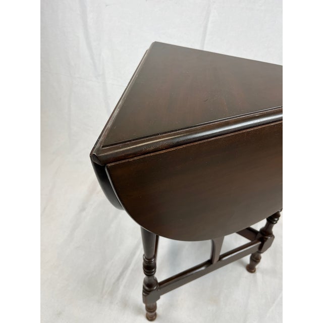 Vintage Drop-Leaf Gateleg Top Cricket Side Table - Sheets Mfg. Co. (Wapakoneta, Oh) For Sale - Image 10 of 17