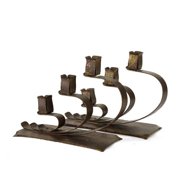 1920s Pair E. T. C. Fish Attr. Arts & Crafts Hammered Brass 3-Light Candelabra For Sale - Image 5 of 7