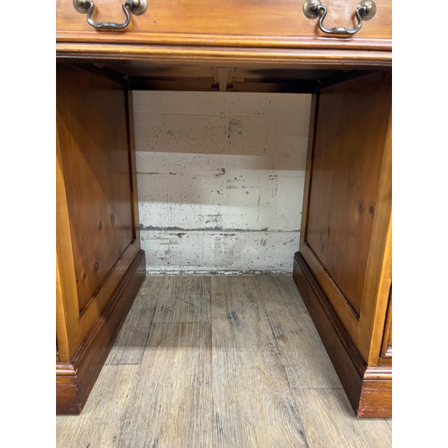 Vintage Sligh Lowry Furniture Green Leather Top Executive Desk For Sale - Image 15 of 18