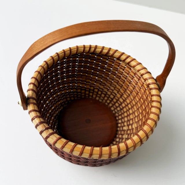 Vintage Signed Nantucket Lightship Basket – Handcrafted With Bone Handle & Geometric Pattern For Sale In Buffalo - Image 6 of 8