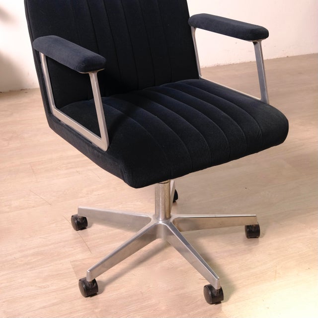 Blue Swivel Desk Chairs in Blue Velvet in the style of Osvaldo Borsani, 1970s, Set of 2 For Sale - Image 8 of 18