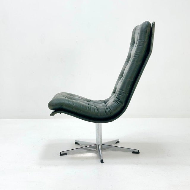 Mid Century dark green Leather Lounge Chair Italy 1980s a stunningly beautiful Danish lounge chair, standing on a 5-star...