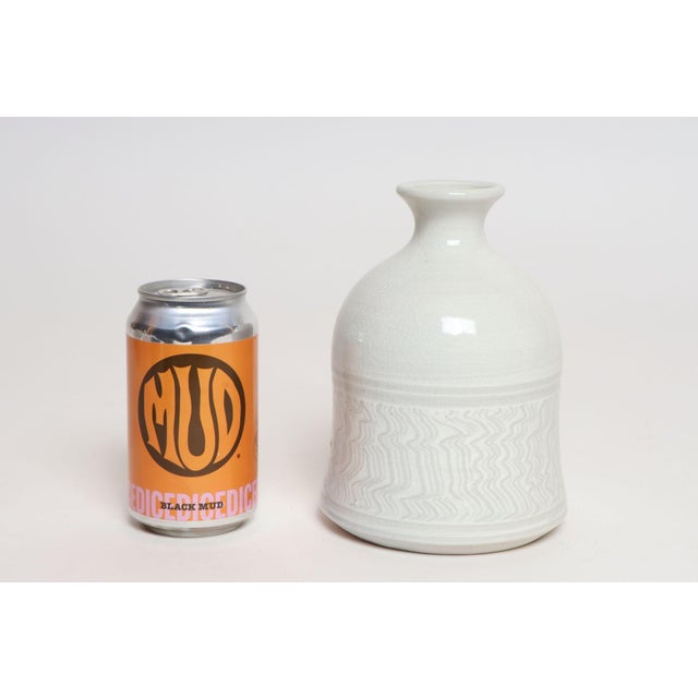 Vintage White Glazed Studio Ceramic Vase With Sgraffito Detail by Deanna Nichols For Sale In New York - Image 6 of 13