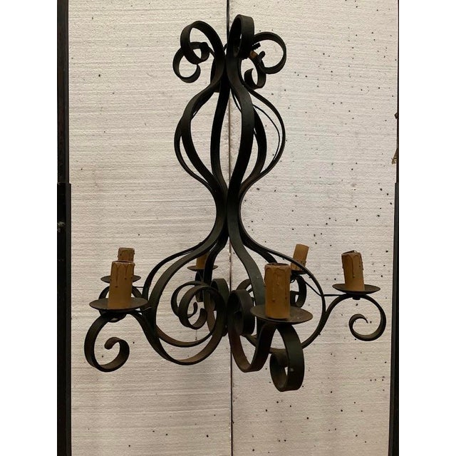 Louis XV style wrought iron chandelier Six lights Good condition Dimensions: H 75 x 65 cm 20th century Up to 250V...