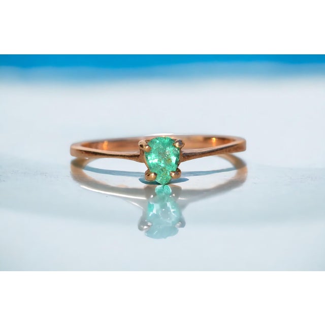 Contemporary The Seafoam: Vivid Pear Shaped Natural Emerald in Yellow Gold For Sale - Image 3 of 11