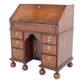 Kneehole Desk in Walnut by William and Mary, 1700s For Sale