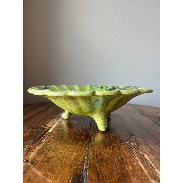 Late 20th Century Dipinto Positano Italy Terracotta Tripod Footed Scalloped Edge Bowl Platter 11” For Sale In Dallas - Image 6 of 10