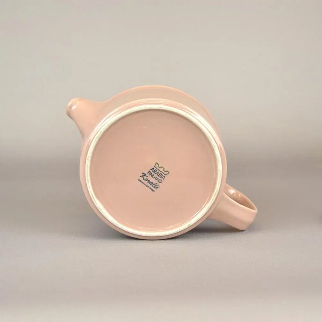 A tea jug with a design, decoration, Raosikkinen. Model S, Ulla Procopé. Project from 1960 decoration from the 80s This...