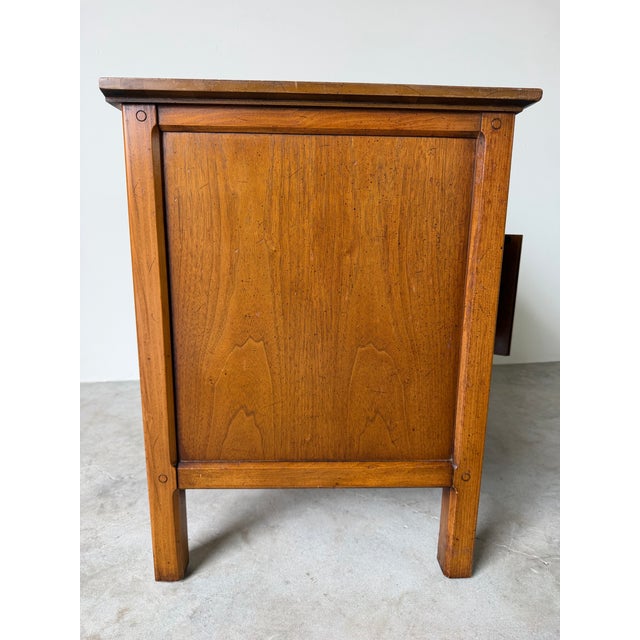 1970s Vintage Henredon Pierced Carved Double-Door Nightstand / Bedside Cabinet For Sale - Image 12 of 12