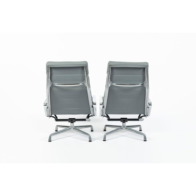 Pair Eames Soft Pad Recliners With Ottoman for Herman Miller, Gray Leather Aluminum Group For Sale - Image 9 of 17