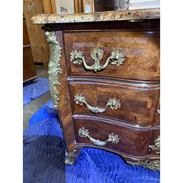 Late 18th Century French Louis XV Style Bombe/Commode For Sale In Atlanta - Image 6 of 12