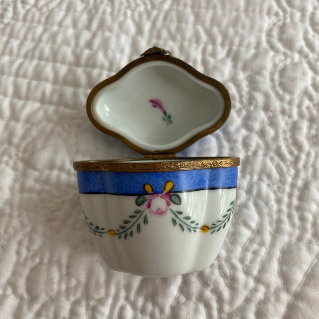 French Limoges Hand Painted Porcelain Hinged Box, Peint Main For Sale In Washington DC - Image 6 of 6