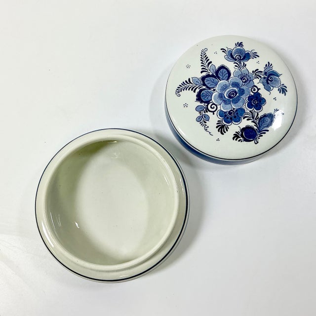 1940s Vintage Hollywood Regency Boho Chic Delft Hand Painted Covered Trinket Box For Sale - Image 11 of 13