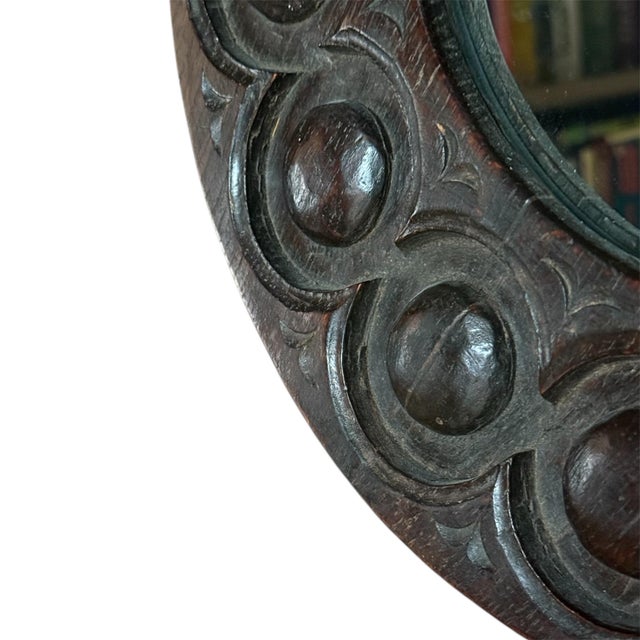 English 18th Century English Georgian Carved Round Walnut Mirror For Sale - Image 3 of 4