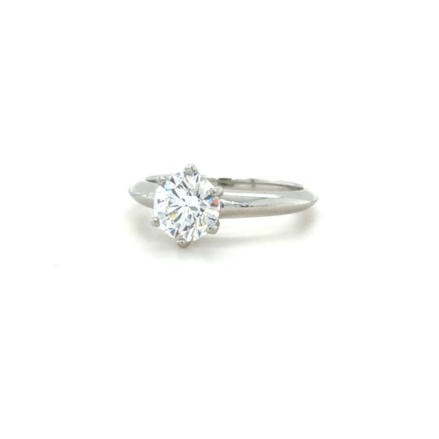 Enhance your collection with this stunning Tiffany & Co. engagement ring. Crafted in luxurious platinum, this ring...
