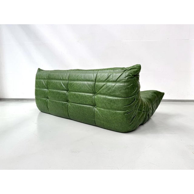 French Three-Seater Togo Sofa in Forest Green Leather attributed to Michel Ducaroy for Ligne Roset For Sale - Image 9 of 12