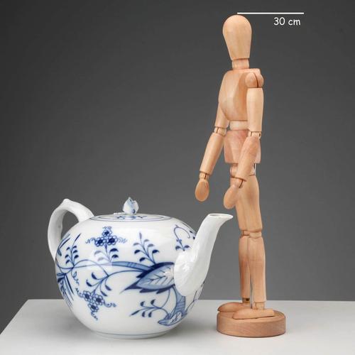 Meissen porcelain teapot with "onion pattern." The "Zwiebelmuster" or "Onion Blue," commonly known to us as the "Onion...