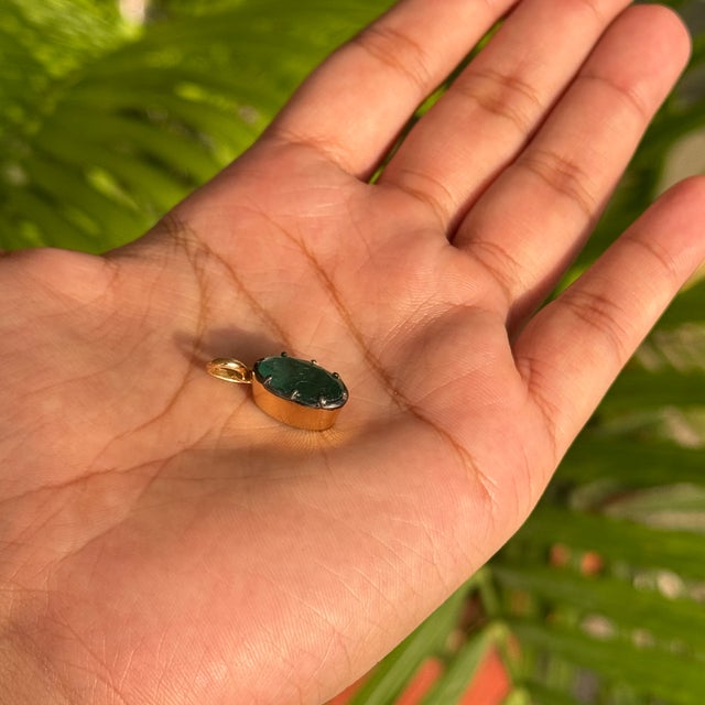 VRJewels Black Rhodium Crafted 3.81 Ct Emerald Pinion Bezel Pendant in 18k Gold For Sale - Image 12 of 17