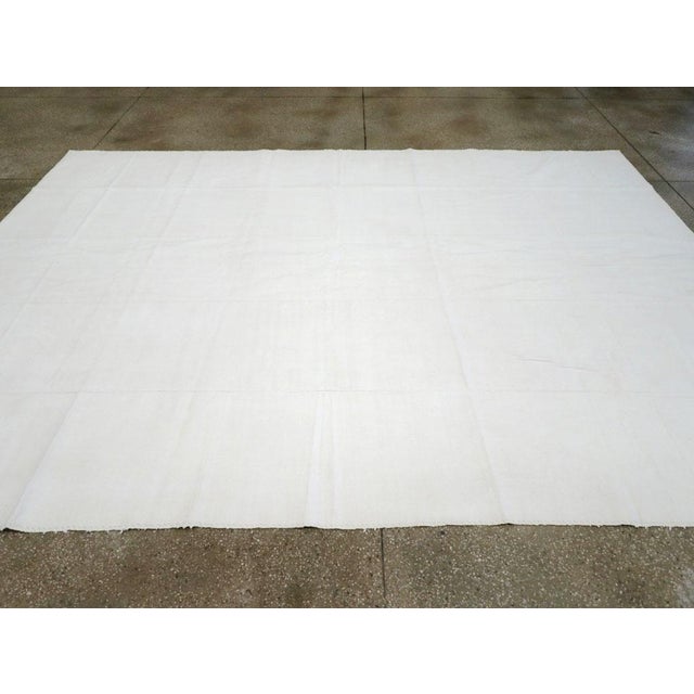 Galerie Shabab Collection Mid-20th Century Handmade Turkish Flatweave Kilim Room Size Carpet For Sale In New York - Image 6 of 10