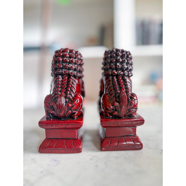 Plastic Guardian Resin Foo Dog Pair | Red Chinoiserie Bookends | Asian Home Decor For Sale - Image 7 of 8