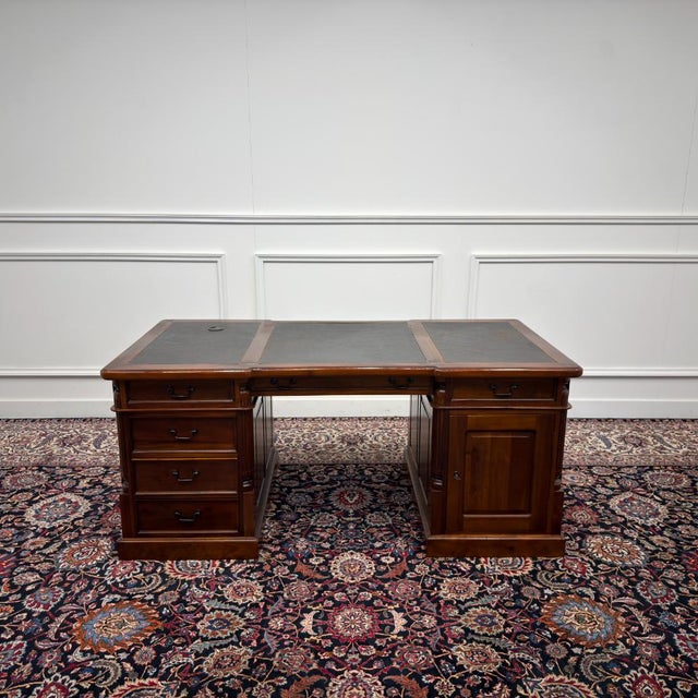 Classic English Desk in Black Leather For Sale - Image 4 of 18