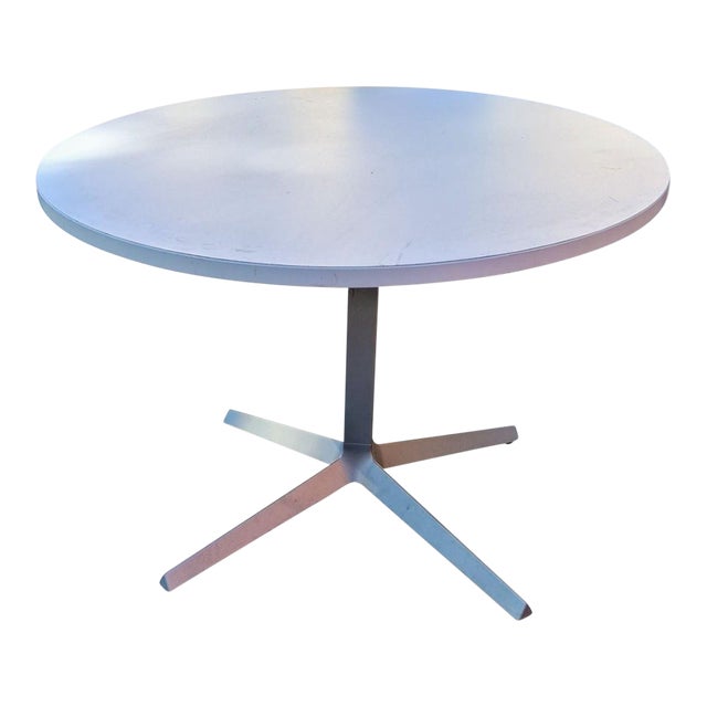 The Knoll Round Dining & Meeting Table Embodies Timeless Mid-Century Modern Utility For Sale