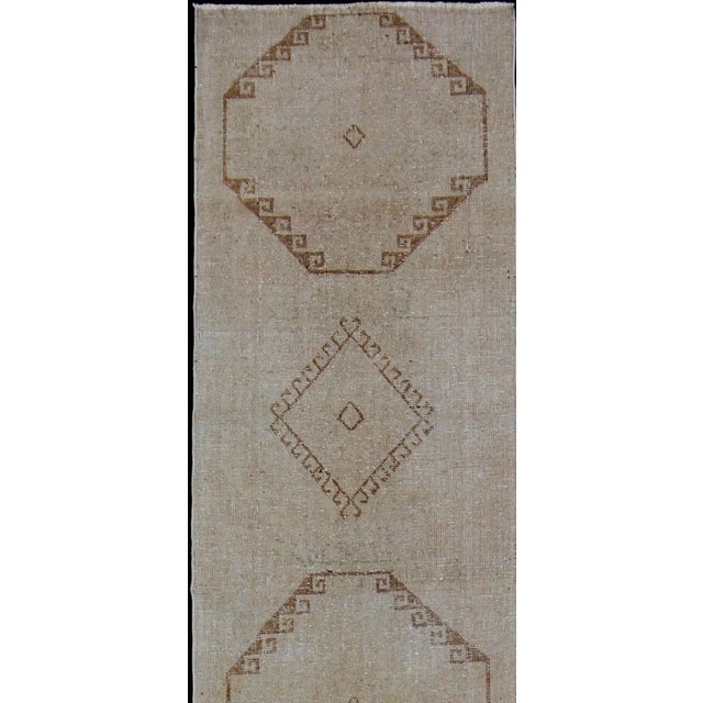 Stylized medallion Oushak carpet. Keivan Woven Arts / rug tu-alk-4885, country of origin / type: Turkey / Oushak, circa...