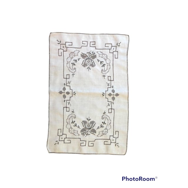 Traditional 1940’s Hand-Embroidered Table Runner & Placemats, 12 Pieces For Sale - Image 3 of 9