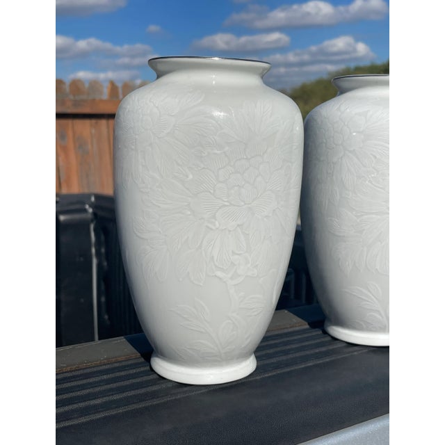 Pair of Hand Painted Japanese Kutani Porcelain Vases For Sale - Image 4 of 7