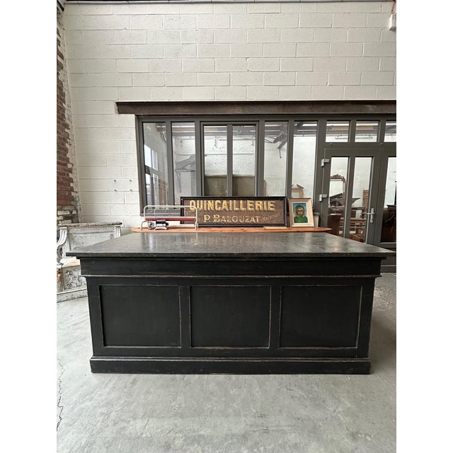 Ilot de magasin recouvert d’une pierre bleue For Sale - Image 5 of 13