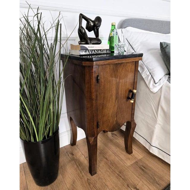 Very elegant and refined pair of Italian 1940s Art Deco bedside tables with great design shape and decors in veneer burl...