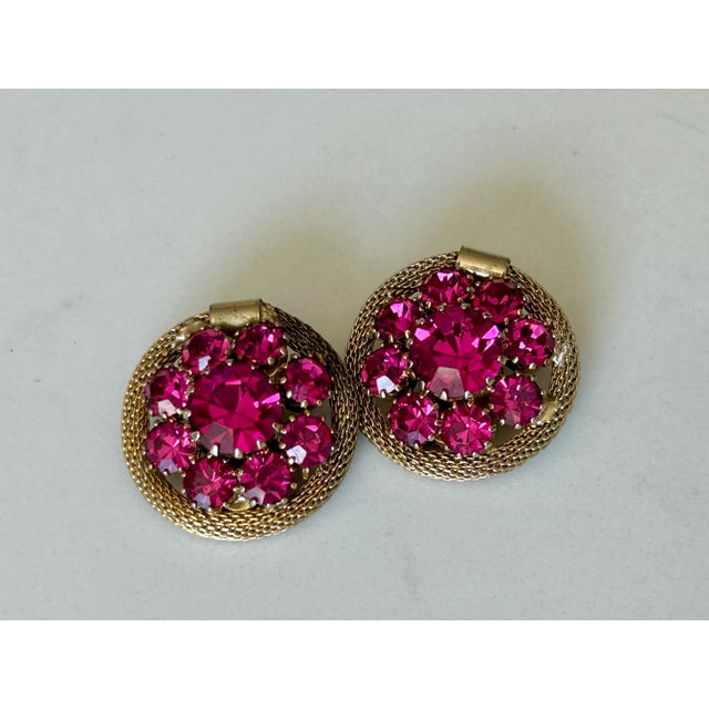 1950s Vintage Weiss Magenta Pink Rhinestone Earrings Gold Tone Rhinestone Cluster Clip-Ons, A Pair For Sale - Image 5 of 14